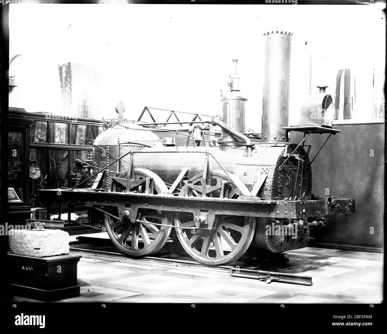 Locomotive John Bull au Musée national des États-Unis. Cat No TR*180001.la locomotive John Bull est temporairement installée sans lâcher dans l'East Hall du Musée national des États-Unis, maintenant connue sous le nom de Arts and Industries Building.Smithsonian institution Archives, ACC. 11-006, case 009, image n° Banque D'Images