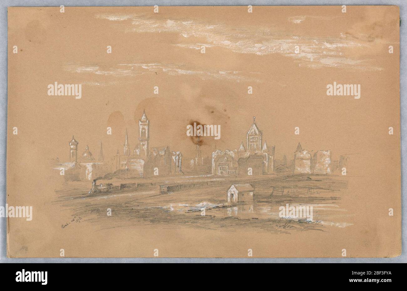 Skyline de la ville. En premier plan, une cour de train et un ruisseau. Divers bâtiments et tours en arrière-plan. Le train se déplace de droite à gauche au centre du premier plan. Banque D'Images