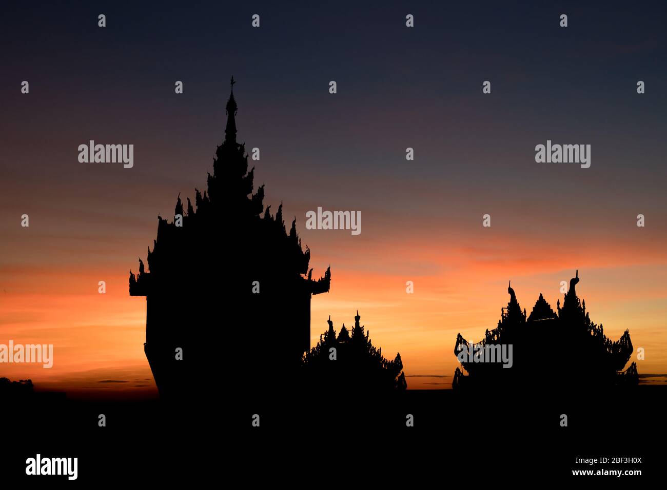 Silohuettes de bâtiments extérieurs à la pagode Shwedagon au lever du soleil à Yangon, au Myanmar Banque D'Images