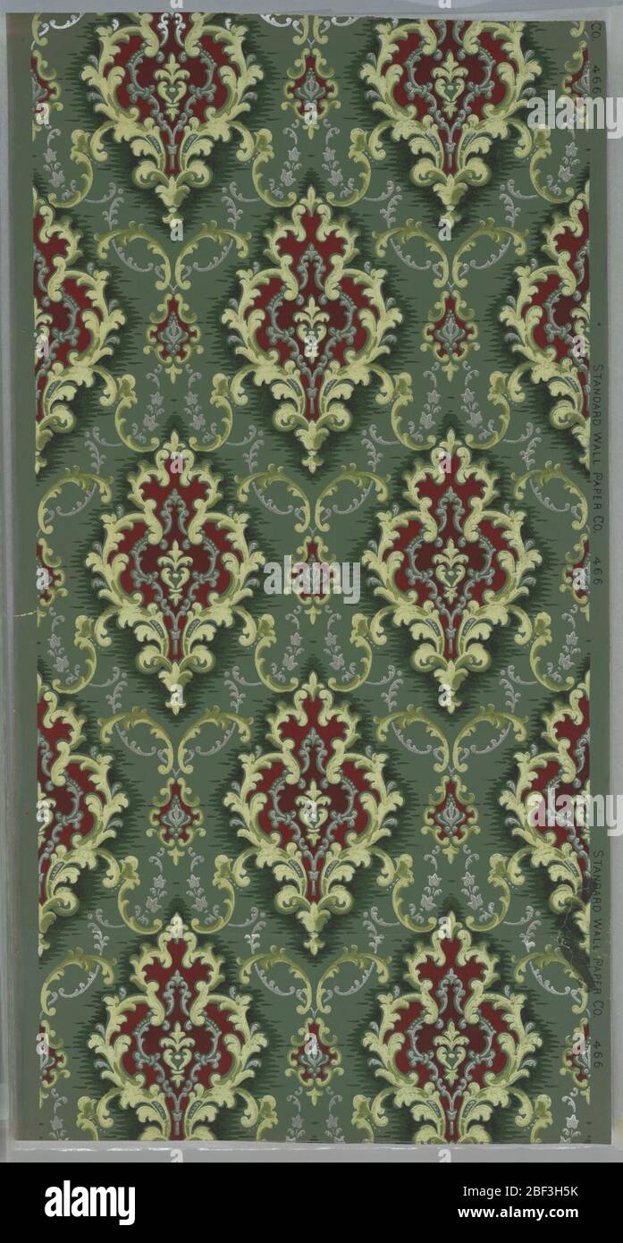 Flanc. Sur un sol bleu, le trèillage des C-rouleaux blancs et verts contenant des motifs anthémions bordeaux encadrés en blanc et vert. Banque D'Images