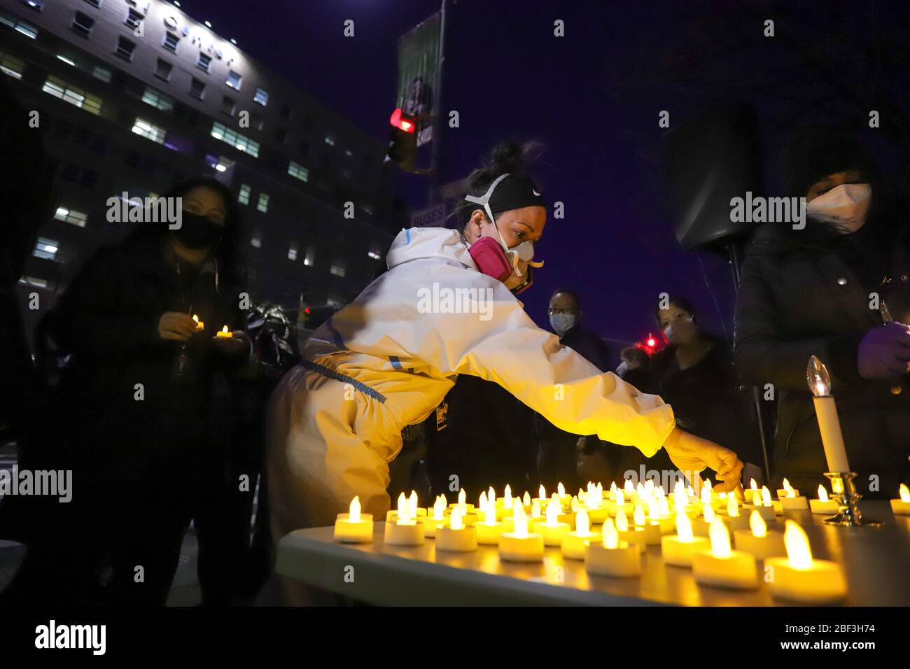 New York, États-Unis. 16 avril 2020. Veillée aux chandelles au Centre hospitalier Elmhurst de Queens, New York, lors d'une pandémie de coronavirus COVID-19 aux États-Unis. Crédit: Brésil photo Press/Alay Live News Banque D'Images