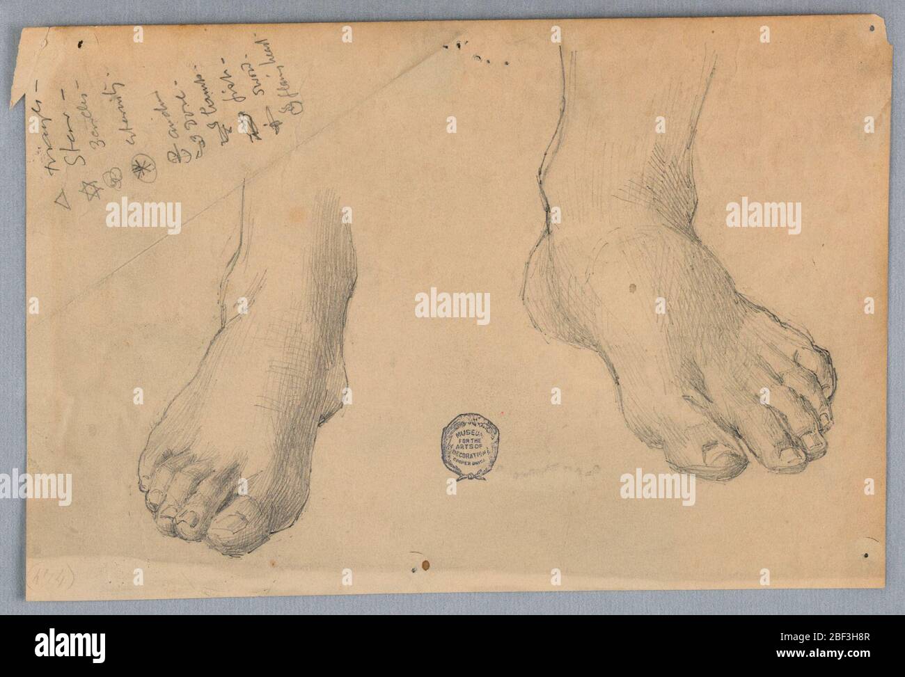 Étude des pieds. Pieds et chevilles gauche et droit. En haut à gauche, une liste de symboles et leur signification. Les symboles incluent : triangle, étoile, 3 cercles, éternité, ancre, colombe, tombe, poisson, épée, coeur flamboyant. Banque D'Images