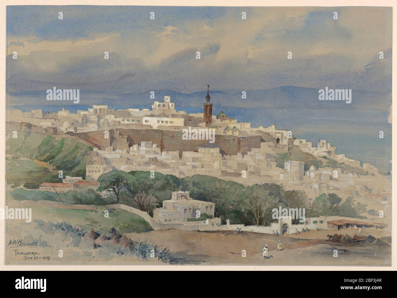Taniers. Vue sur la ville depuis un point de vue élevé, le mur de la ville et les figures en premier plan. La mer est en arrière-plan, avec la ligne de rivage visible au-delà. Banque D'Images