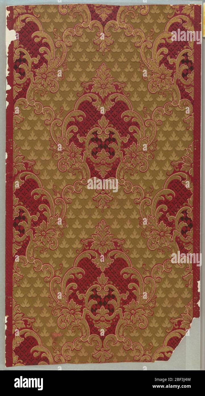 Flanc. Abandonner la conception répétée. Fleur d'or et médaillon de défilement enfermant le champ rouge avec des branches stylisées noires. Les rouleaux foliants relient les médaillons répétés. Le sol apparent, pas réel, est vert terne. Semer avec des brins verts plus pâles. Banque D'Images