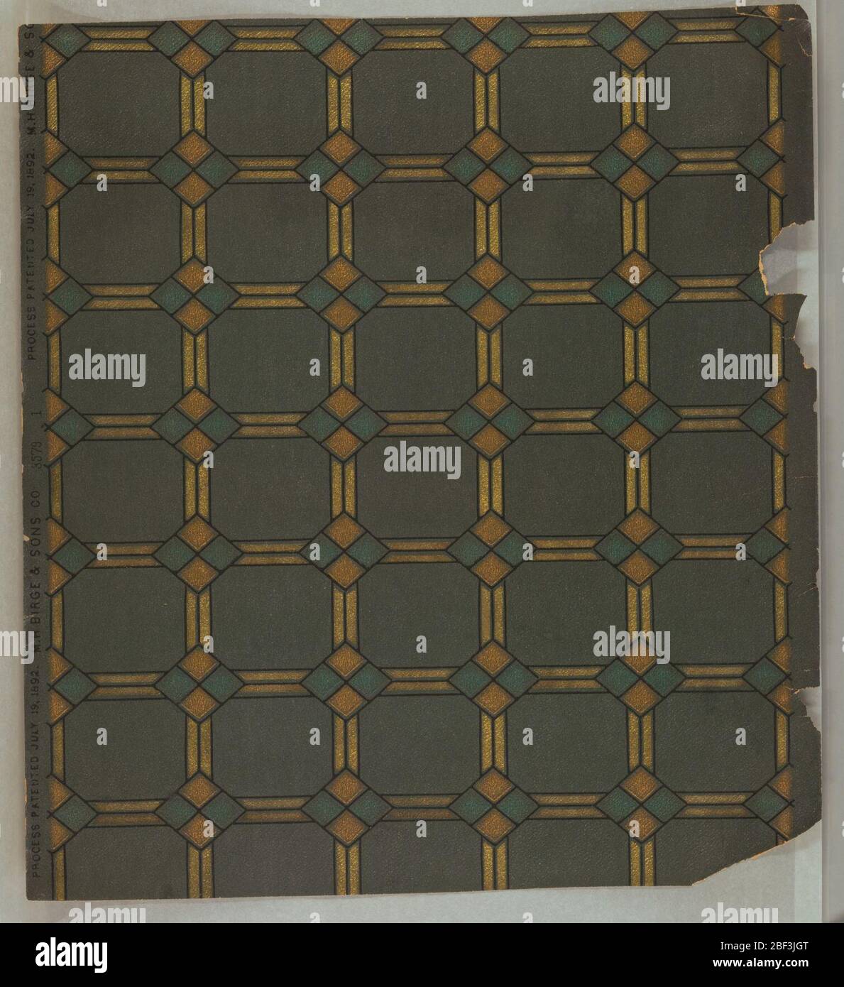 Échantillon de flanc. Motif géométrique sur papier texturé. Sol gris-turquoise métallique. Motif de carrés et de diamants dans des tons d'or et de vert métallique, esquissé en noir. Banque D'Images