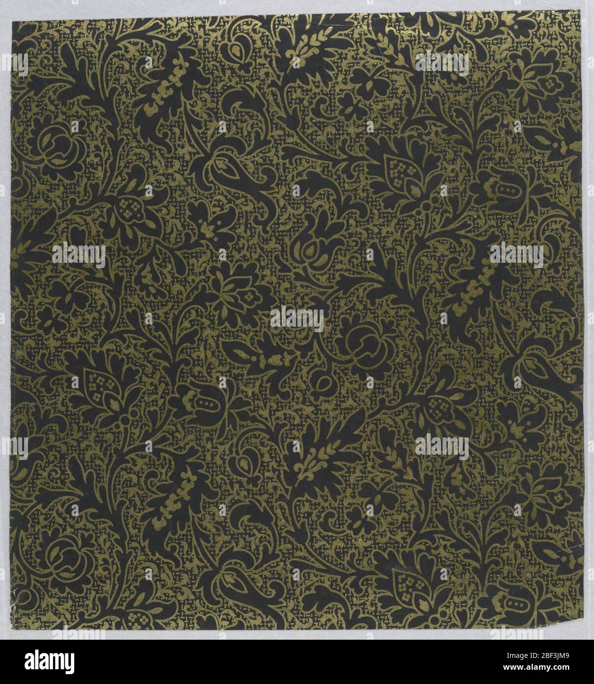 Flanc. Motif dense esthétique avec une fleur stylisée rappelant les brocades de la Renaissance ; répétition en forme de losange à motif unique dans des colonnes non fixées ; motif marqué en noir avec détails dorés ; le sol est noir avec des hachures dorées denses créant un effet texturé. Banque D'Images