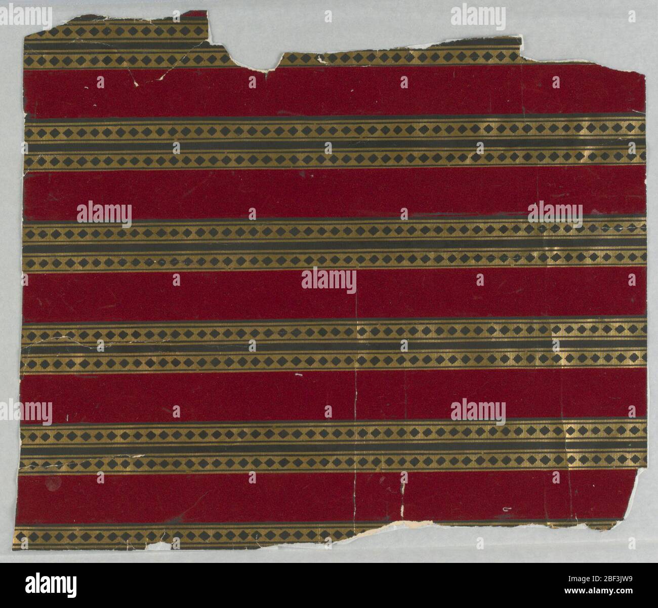 Flanc. Bandes d'or Gauffred décorées de deux rangées de diamants noirs; bandes bordées de bordeaux de largeur égale. A la frontière, à Gilt, 1086 et AWPMA à cartouche. (Initiales pour l'American Wall Paper Manufacturer's Association.) Banque D'Images