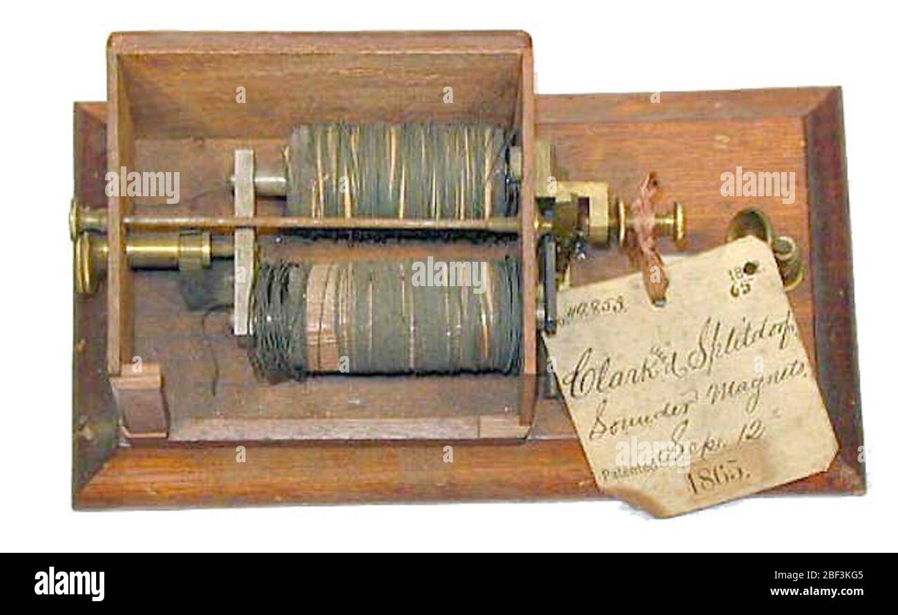 Aimants de sirène Telegraph. Les sirènes de Telegraph convertissent les impulsions électriques en sons sonores et sont utilisées pour recevoir des messages de code Morse. Le message passe sous forme de série d'impulsions électriques à travers un fil. Les impulsions courtes font un point, les impulsions légèrement plus longues font un tiret. Banque D'Images