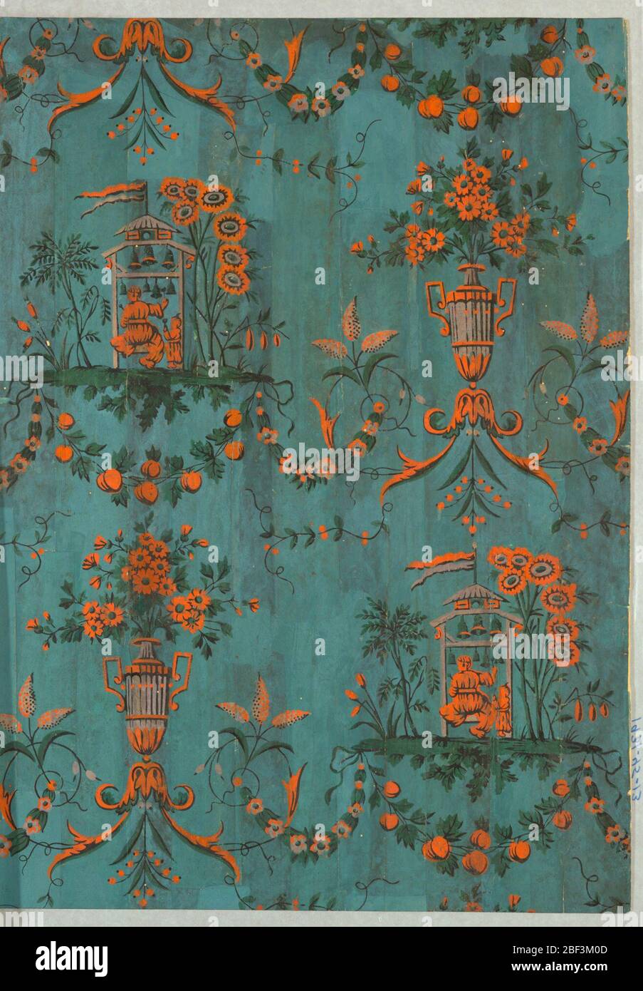 Flanc. Chinoiserie de style arabesque. Motifs alternés en orange et vert foncé; pergola accrochée avec des cloches jouées par l'homme et le garçon en costume chinois, entourée de feuilles et de soutien des festons floraux et des fruits; une urne remplie de fleurs et d'acanthus roulé. Banque D'Images