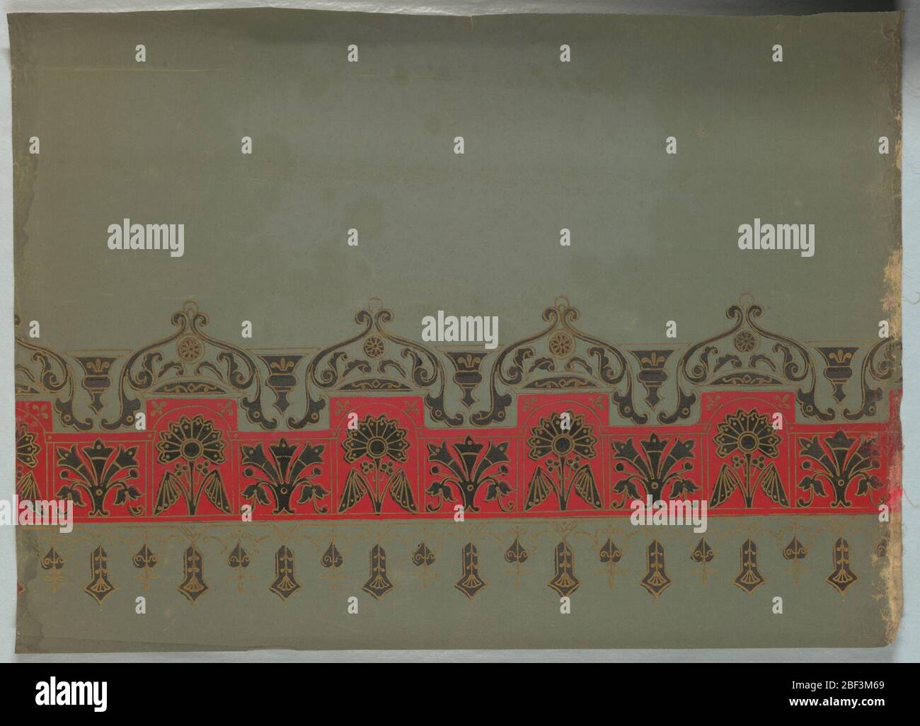 Ombre de fenêtre. Deux motifs floraux stylisés, imprimés en noir avec contour d'or, alternant sur la bande rouge à une extrémité de l'ombre. D'autres motifs, également en noir et or, apparaissent au-dessus et au-dessous de cette bande rouge. Imprimé sur une ombre verte. Banque D'Images