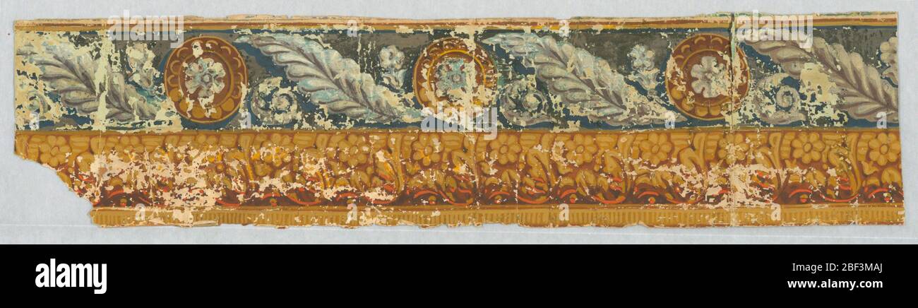 Bordure. La bordure est divisée en deux bandes de motif distinctes. La bande supérieure est constituée d'une feuille de plumes flanquée d'une fleur conventionnelle et d'acanthus se recourbe, alternant avec un médaillon centré sur la rosette. Banque D'Images
