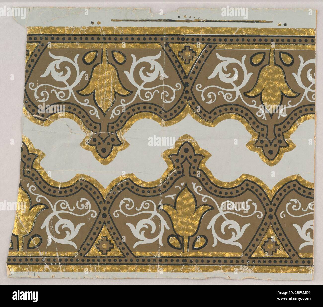 Frise. Largeur totale, avec bandes opposées de décoration conventionnelle, façonnées en contour. Imprimé en noir, marron et or sur du papier gaufré. Banque D'Images