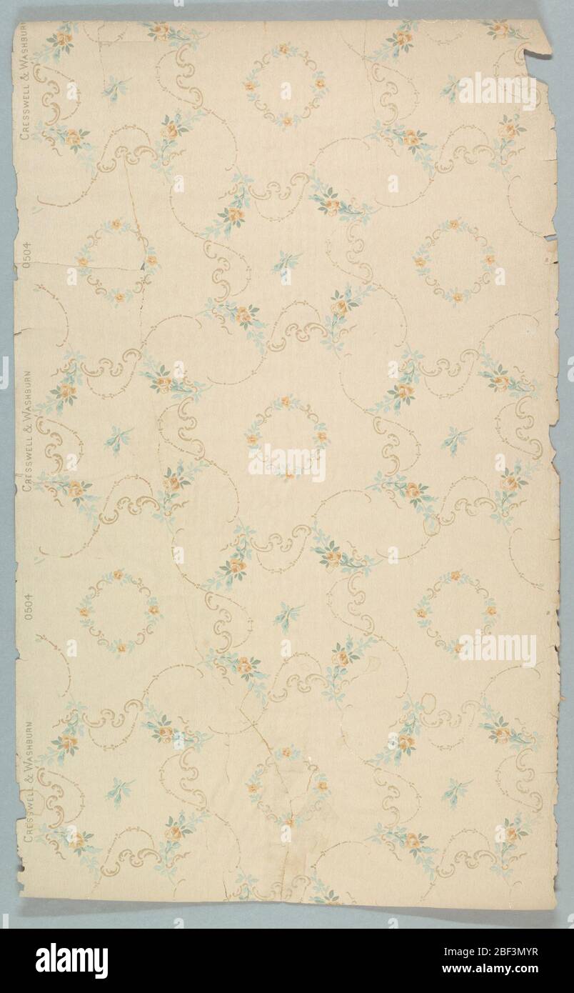 Papier de plafond. Motifs fleuris entourés de rouleaux et de chiffons fleuris. Imprimé sur un sol blanc cassé. Banque D'Images