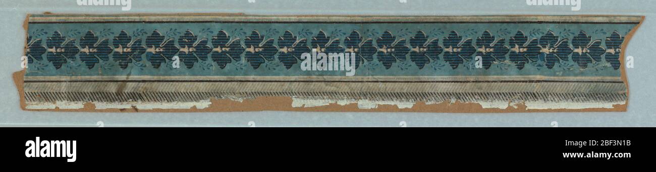 Bordure. Bande de feuilles bleues avec bandes noires, les tons blancs sont mis en évidence au-dessus d'une bande plus étroite de chevrons. Banque D'Images