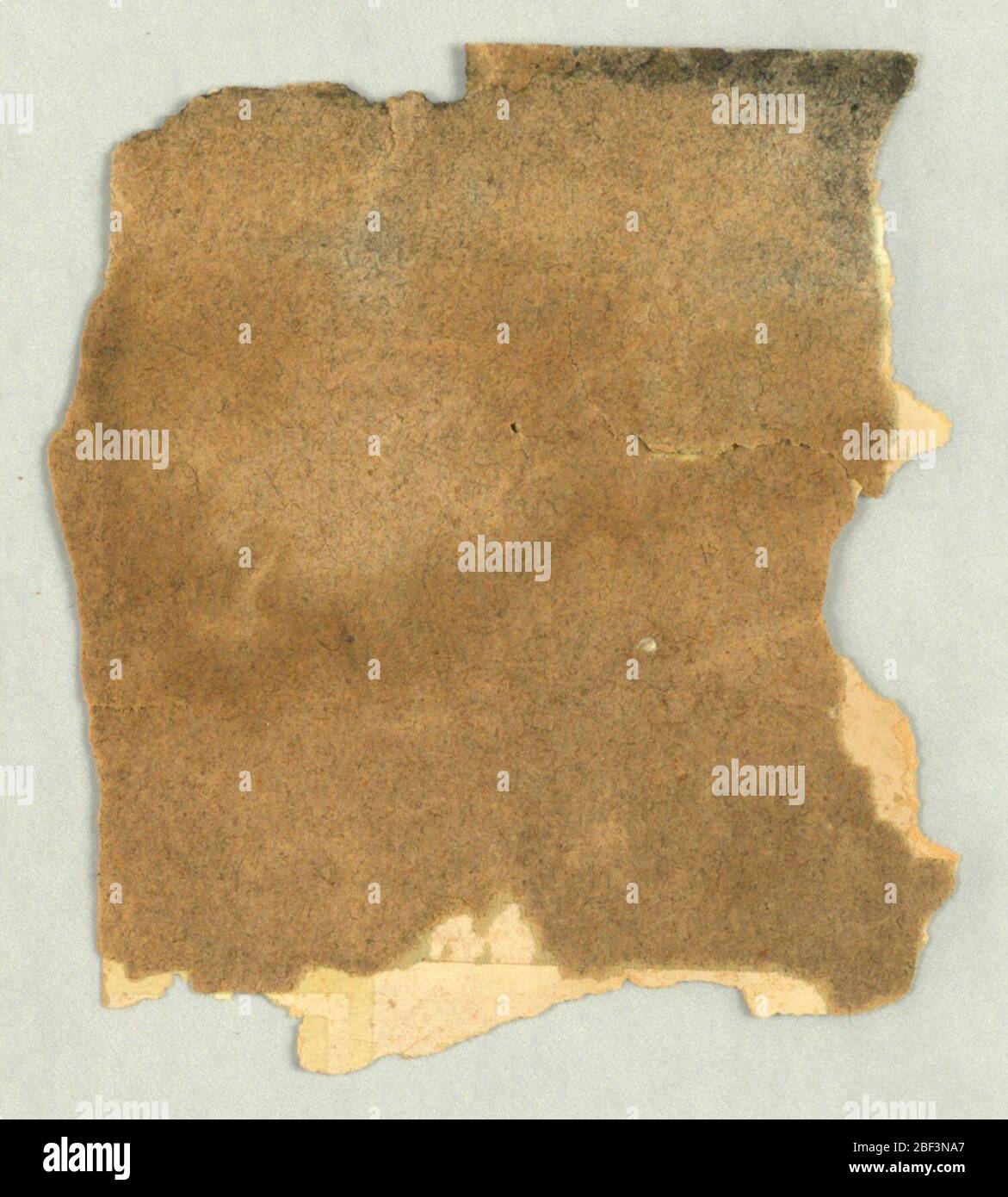 Fragment de flanc. Format géométrique, avec motif grec de type clé. Imprimé en jaune-vert très pâle sur un sol blanc cassé. Banque D'Images