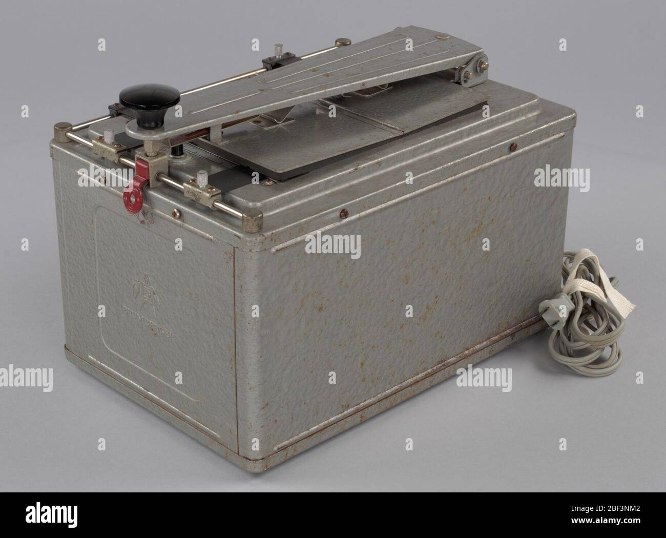 Imprimante de feuilles de contact du studio de HC Anderson. Boîte rectangulaire en métal gris ; couvercle à charnière avec poignée et composants électriques, utilisée pour réaliser des impressions de feuilles de contact. Banque D'Images