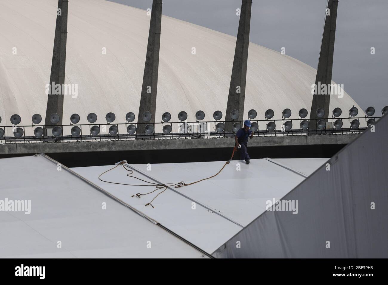 Sao Paulo. 16 avril 2020. Un homme travaille sur le chantier d'un hôpital temporaire du complexe sportif d'Ibirapuera, au milieu de l'éclosion de Covid-19 à Sao Paulo, au Brésil, le 16 avril 2020. Le nombre de cas confirmés de COVID-19 au Brésil est passé de 28 320 à 30 425, a indiqué jeudi le Ministère de la santé. Le nombre de décès liés à la maladie est passé de 1 736 à 1 924, pour un taux de mortalité de 6,3 pour cent, a déclaré le ministère. Crédit: Rahel Patrasso/Xinhua/Alay Live News Banque D'Images