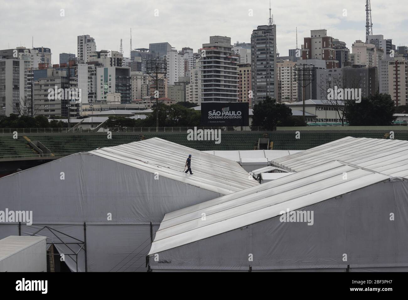 Sao Paulo. 16 avril 2020. Un homme travaille sur le chantier d'un hôpital temporaire du complexe sportif d'Ibirapuera, au milieu de l'éclosion de Covid-19 à Sao Paulo, au Brésil, le 16 avril 2020. Le nombre de cas confirmés de COVID-19 au Brésil est passé de 28 320 à 30 425, a indiqué jeudi le Ministère de la santé. Le nombre de décès liés à la maladie est passé de 1 736 à 1 924, pour un taux de mortalité de 6,3 pour cent, a déclaré le ministère. Crédit: Rahel Patrasso/Xinhua/Alay Live News Banque D'Images