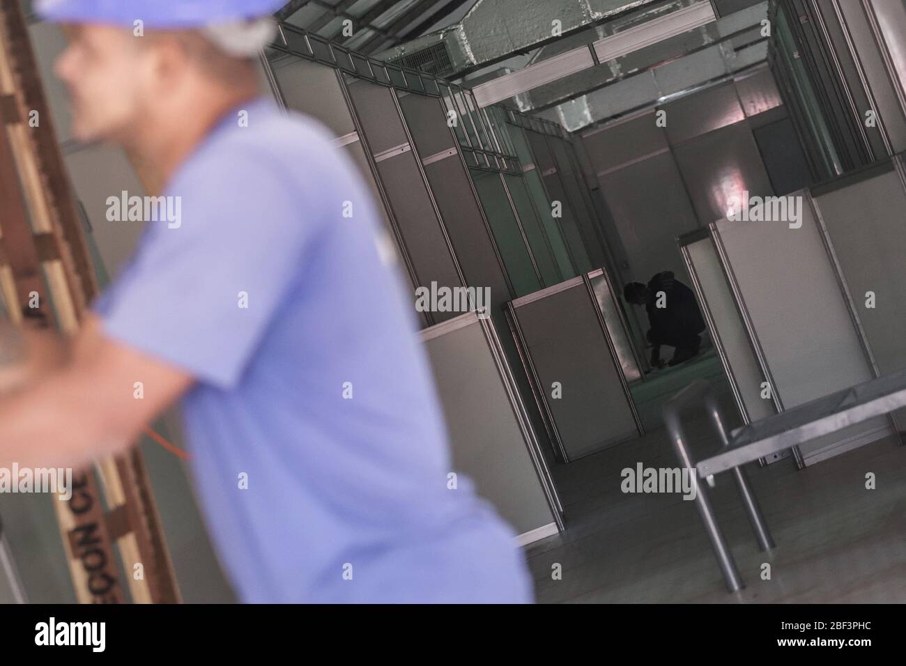 Sao Paulo. 16 avril 2020. Les gens travaillent sur le chantier d'un hôpital temporaire du complexe sportif d'Ibirapuera, au milieu de l'éclosion de Covid-19 à Sao Paulo, au Brésil, le 16 avril 2020. Le nombre de cas confirmés de COVID-19 au Brésil est passé de 28 320 à 30 425, a indiqué jeudi le Ministère de la santé. Le nombre de décès liés à la maladie est passé de 1 736 à 1 924, pour un taux de mortalité de 6,3 pour cent, a déclaré le ministère. Crédit: Rahel Patrasso/Xinhua/Alay Live News Banque D'Images