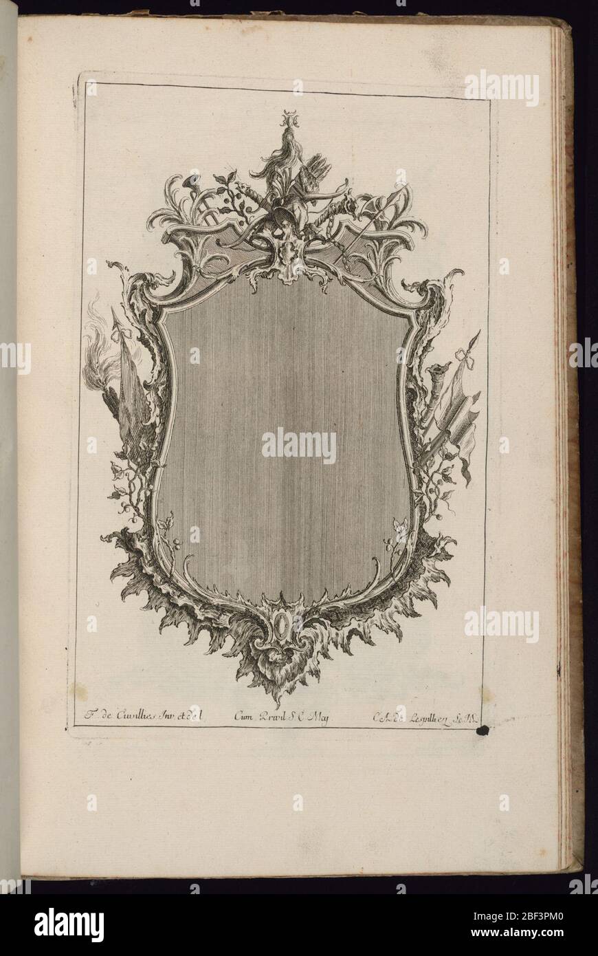 Cadre avec Trophée et turc Bonnet Deuxime Livre de Cadres deuxième Livre de Frames. Cadre vertical pour un miroir ou une peinture, surmonté d'un trophée de bras et d'un capot turc. Trophées et bannières supplémentaires sur les côtés gauche et droit. Banque D'Images