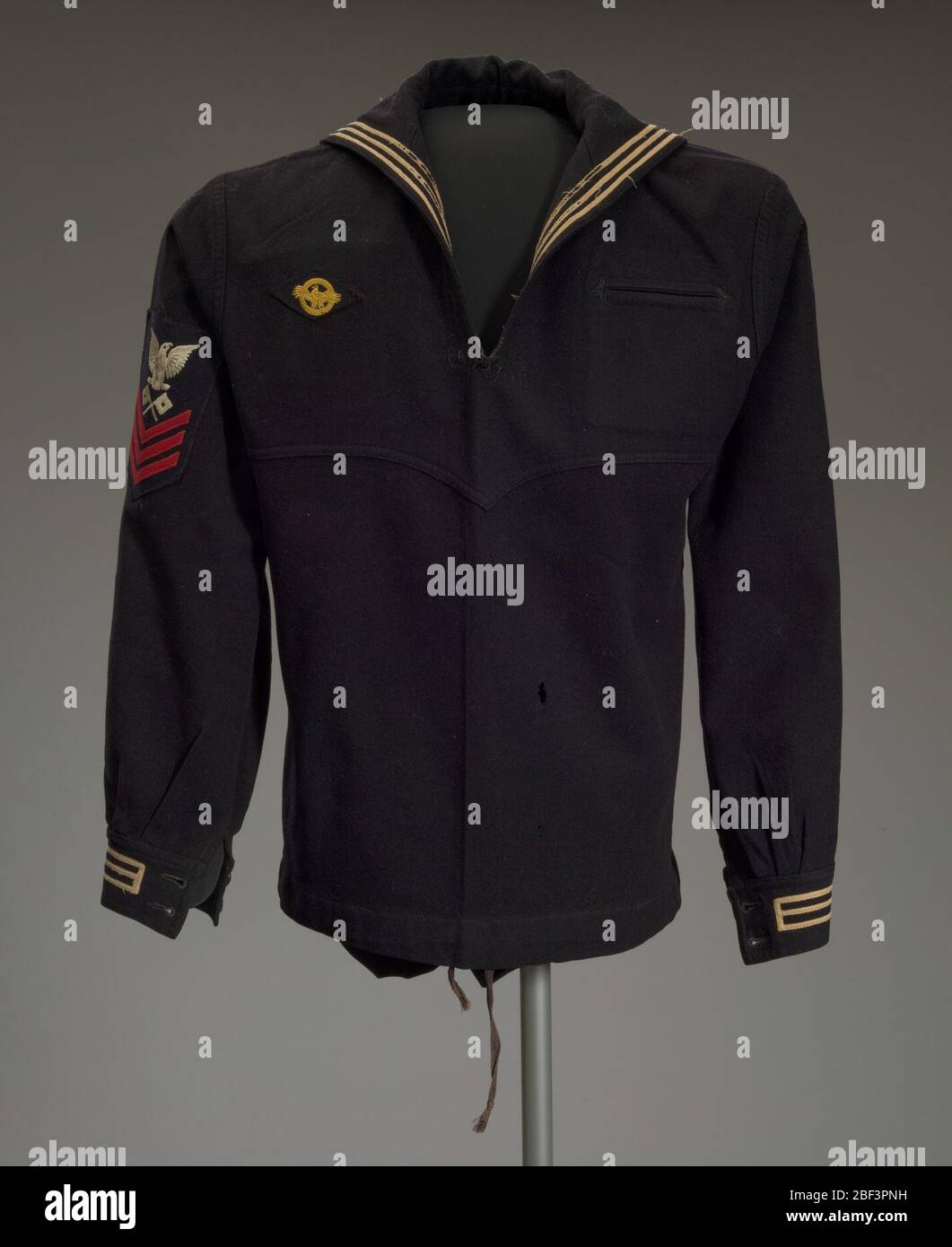 Pull de robe US Navy porté par Lorenzo Dufau sur USS Mason. Un pull uniforme en laine bleu marine de la marine américaine porté par Lorenzo Dufau pendant la seconde Guerre mondiale Ce pull en laine bleue très foncée à col marin traditionnel est composé de manches montées de poignets froncés. Banque D'Images