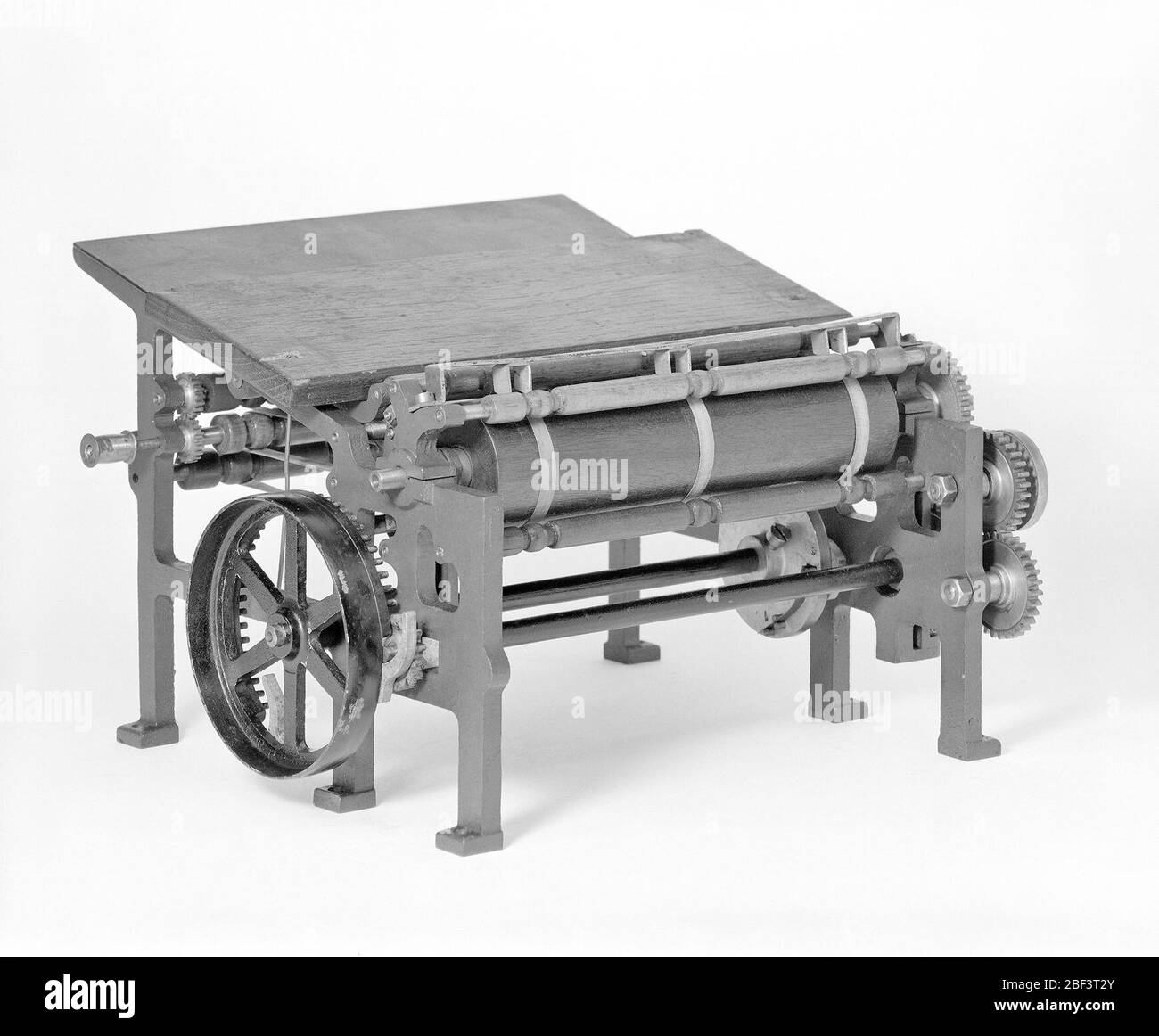 Modèle de brevet pour une impression de presse rotative des deux côtés d'une feuille. Ce modèle de brevet démontre une invention pour un système de manipulation de feuilles pour l'impression des deux côtés d'une presse rotative; l'invention a reçu le brevet numéro 24875. Selon Stephen D. Tucker’s History of R. Banque D'Images