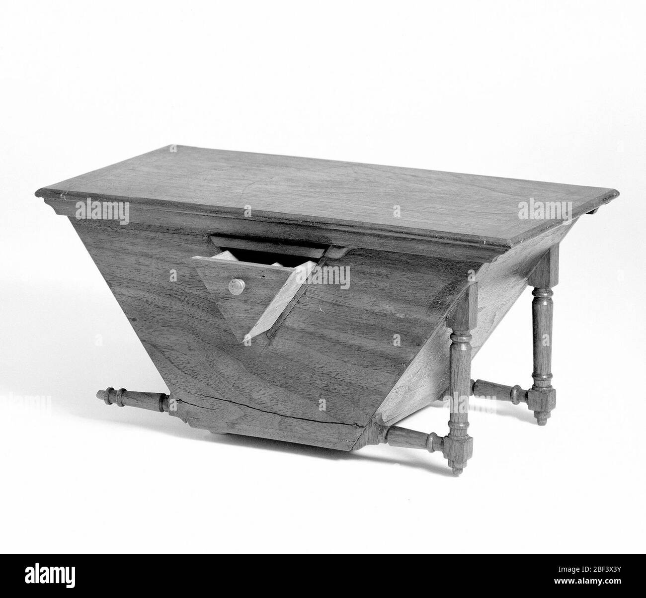 Modèle de brevet d'une armoire de table pour les tirages cartes dessins et livres. Ce modèle de brevet démontre une invention pour une table avec un plateau coulissant qui couvrait une série de tiroirs de stockage inclinés pour le stockage des tirages, cartes, dessins et livres. Le brevet a été délivré sous le numéro 350588.actuellement, il n'est pas à l'avis Banque D'Images