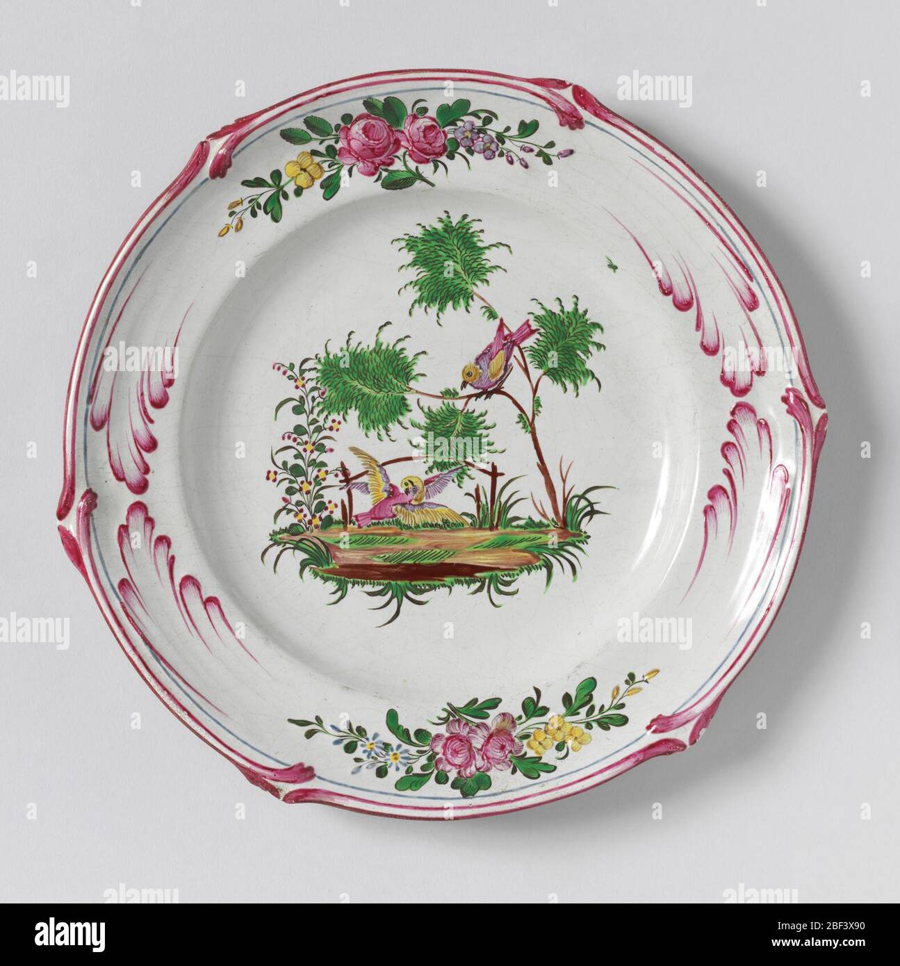 Plaque. Décoration foliaire et florale en partie en relief, à la frontière et marly; au centre de la plaque, deux oiseaux, arbre et plante à fleurs. Banque D'Images