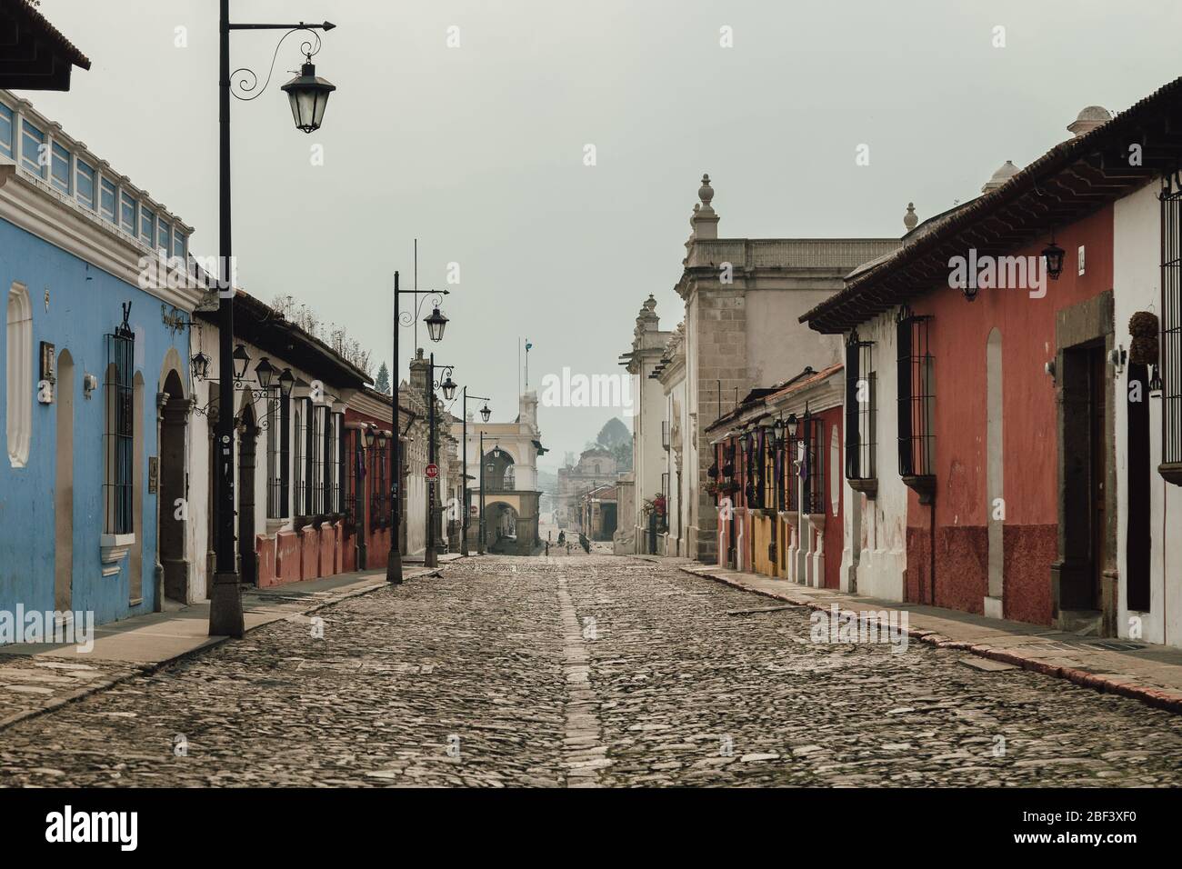 Les rues vides alors que le couvre-feu commence dans la colonie Antigua Guatemala, une destination touristique populaire, les entreprises fermées en raison de la quarantaine pandémique de coronavirus Banque D'Images Les rues vides alors que le couvre-feu commence dans la colonie Antigua Guatemala, une destination touristique populaire, les entreprises fermées en raison de la quarantaine pandémique de coronavirus Banque D'Images