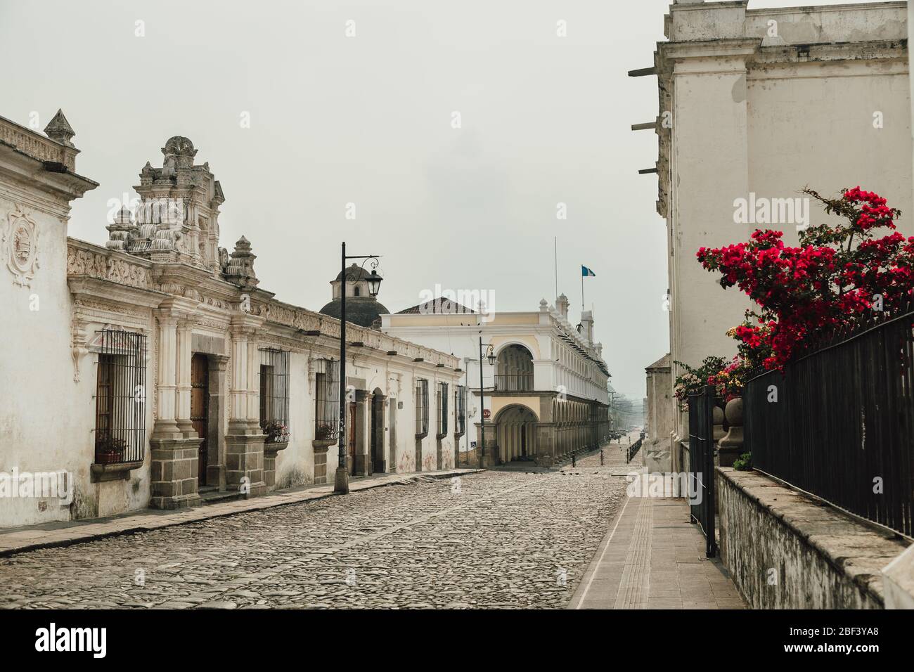 Les rues vides alors que le couvre-feu commence dans la colonie Antigua Guatemala, une destination touristique populaire, les entreprises fermées en raison de la quarantaine pandémique de coronavirus Banque D'Images