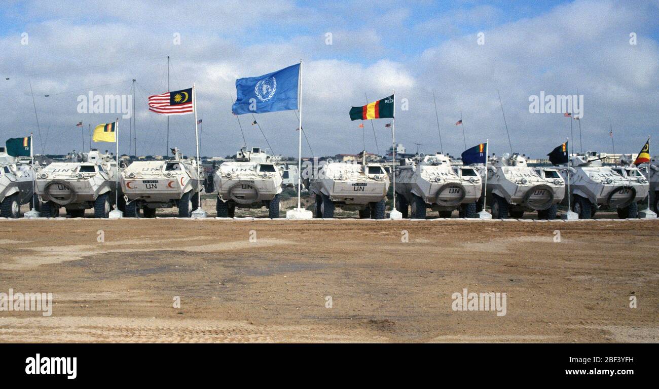 L'Organisation des Nations Unies et les drapeaux nationaux malaisiens se tenir dehors au milieu des blindés et d'autres drapeaux de l'armée malaise. Les Malaisiens ont été la réalisation d'une cérémonie marquant leur participation en Somalie. Banque D'Images