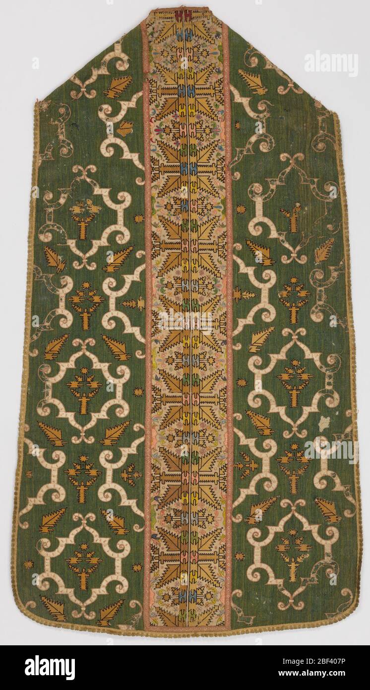 Chasuble. Chasuble de lin vert herbe avec un design symétrique dans la tradition Renaissance des arabesques de satin blanc appliqué, avec cordon rose couché et formes de plantes stylisées appliquées, coupées de rosettes similaires à celles des piliers, dans un point de croix en soie de couleur or Banque D'Images