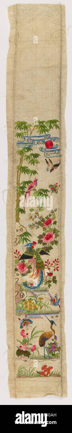 Bandes de manchon. La gaze en soie blanche tissée à motif fleuri est brodée avec un motif de fleurs, de bambou, de papillons, d'oiseaux à queue longue et de hérons dans des soies multicolores. Banque D'Images