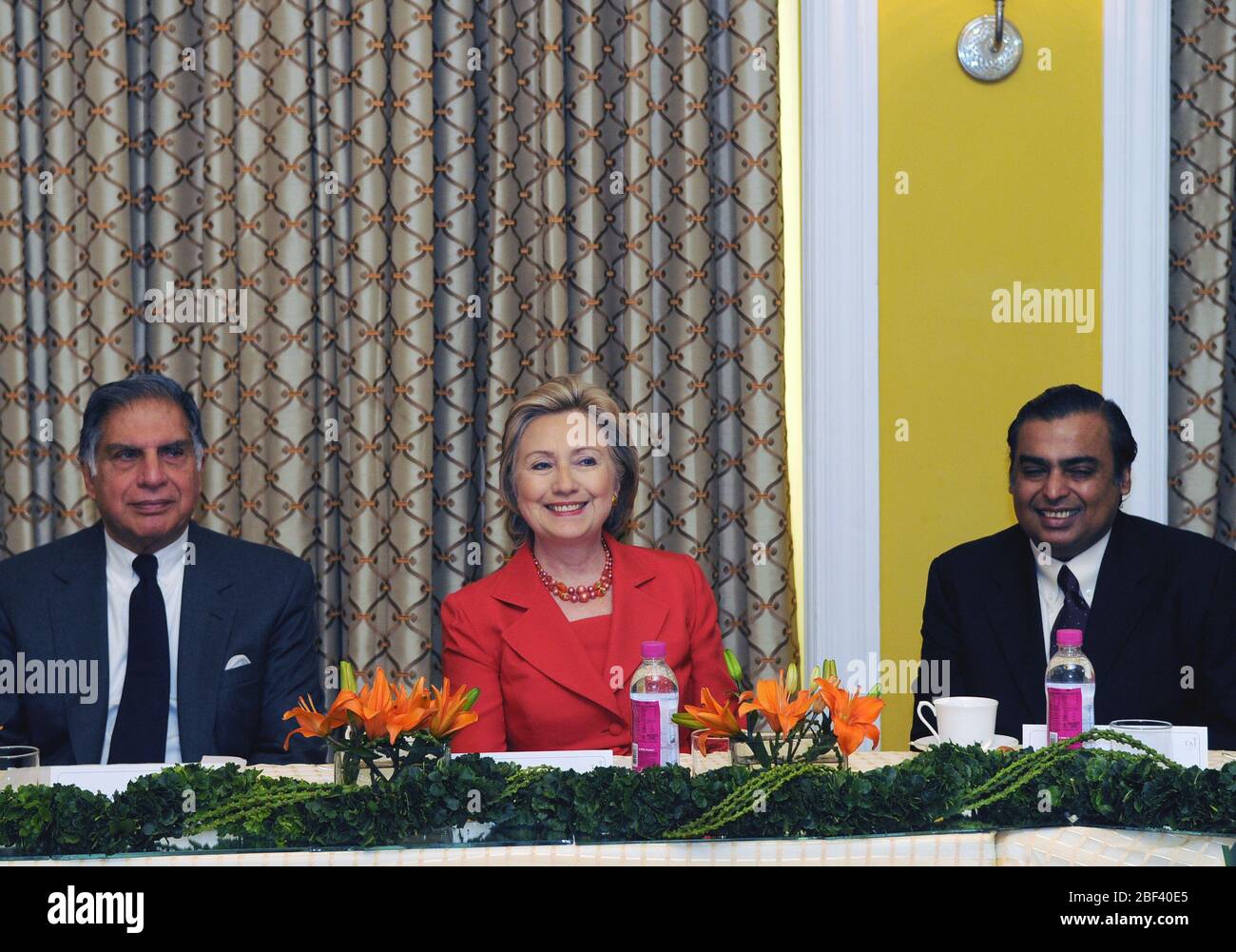 2009 - Secrétaire d'État américaine Hillary Rodham Clinton rencontre les chefs d'entreprise de l'Inde. De gauche à droite : Ratan Tata, Charmain du Groupe Tata ; Secrétaire Clinton ; Mukesh Ambani, président et directeur général de Reliance Industries Banque D'Images