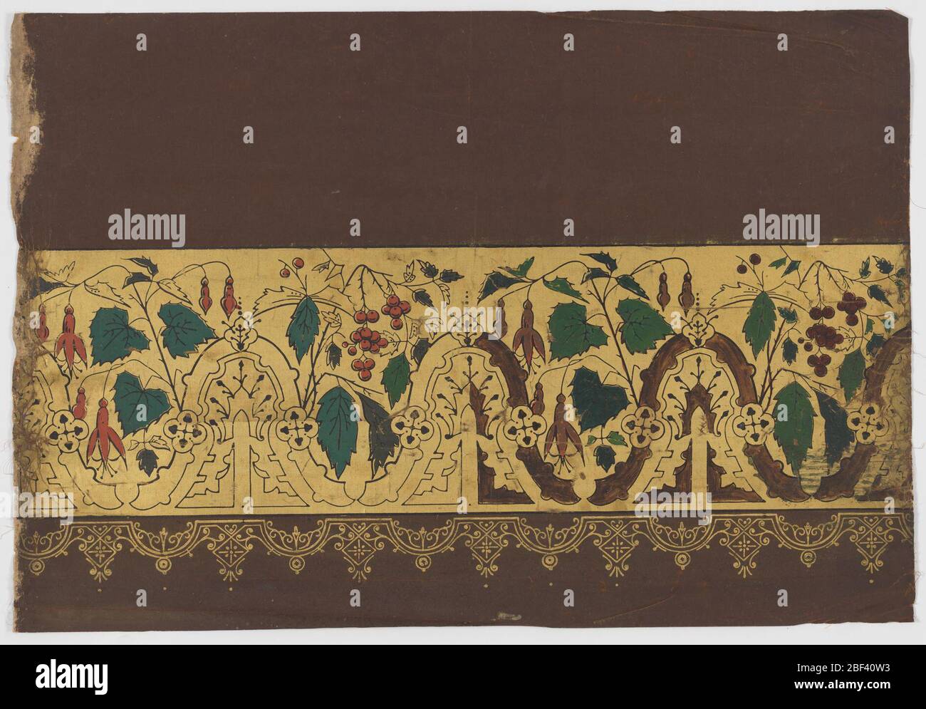 Ombre de fenêtre. Assortiment de feuilles et de baies avec motifs gothiques. Contour noir sur fond doré sur fond de papier marron. Banque D'Images