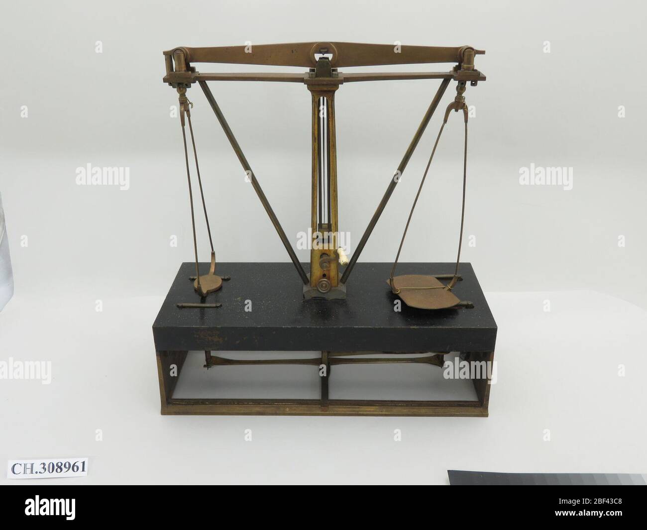 Équilibre. C’est le modèle pour les « améliorations nouvelles et utiles des échelles pour Weighing Bullion, coin, et c. » pour lesquelles Henry S. Cochran, un peseur à la monnaie américaine à Philadelphie, a reçu un brevet en 1878. Le “H. L'inscription TROEMNER PHILAD indique la société qui a fait le modèle. Banque D'Images