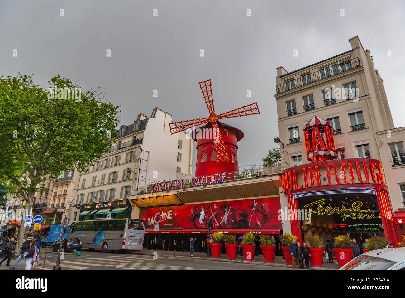Moulin Rouge à Paris, France Banque D'Images