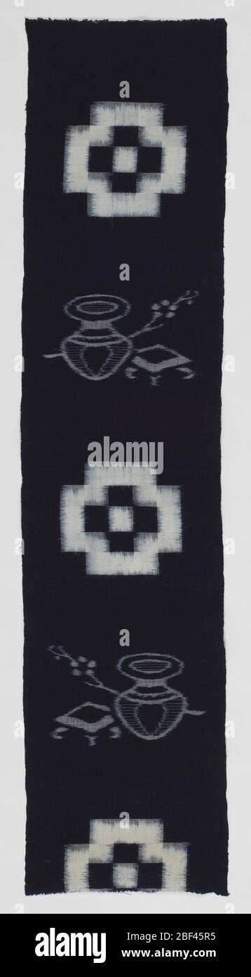 Textile. Empiècement vertical étroit avec vase, tabouret et fleur en trame ikat alternant avec une forme géométrique en chaîne et en trame ikat. Banque D'Images