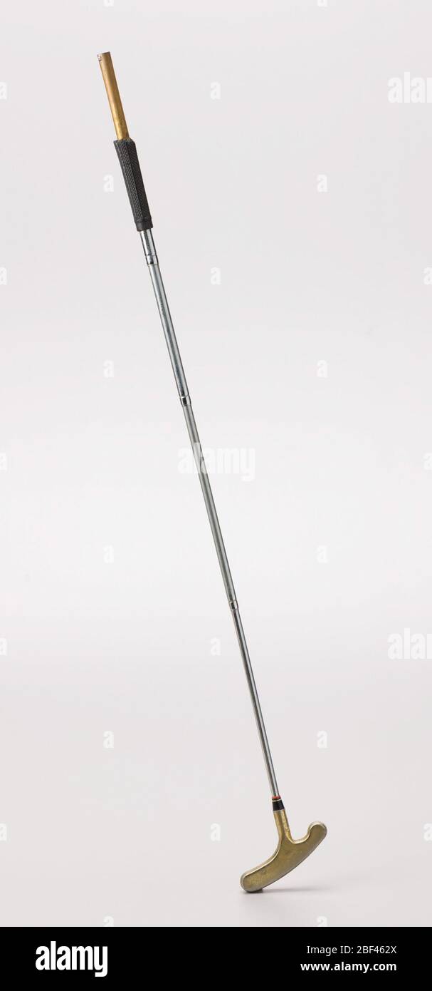 Club de golf Putter utilisé par Ethel Funches Putter. Un putter utilisé par Ethel Funches.la poignée en caoutchouc noir est texturée et présente quelques fissures. La moitié supérieure de la poignée est arrachée et le métal sous est doré. Banque D'Images
