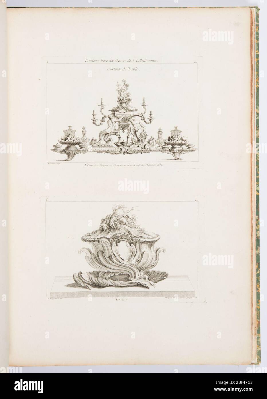 Design pour Tureen de Dixieme Livre des oeuvres de JusteAurele Meissonnière 62 dans l'oeuvre de JusteAurele Meissonnier. Support recouvert de refr. La couverture est dominée par une grande écrevisses, un escargot et des feuilles de chêne. Le corps de la retureen et du stand est composé de feuilles d'acanthus nasling et de motifs de coquille. Banque D'Images