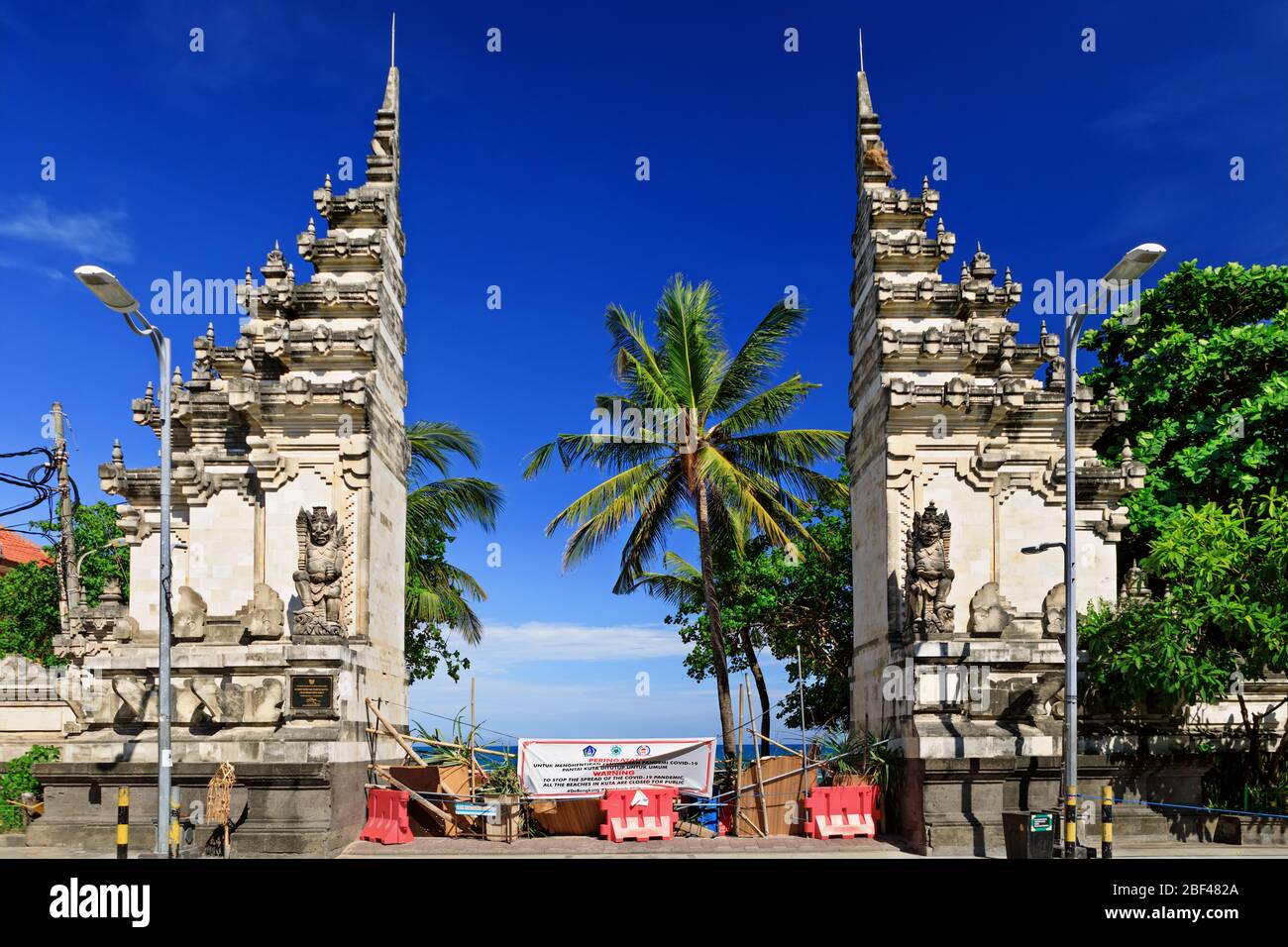 Kuta, île de Bali, Indonésie - 16 avril 2020: Bannière avec panneau  d'avertissement sur la porte d'entrée de la plage fermée pour empêcher la  propagation de l'éclosion de coronavirus. Tr Photo Stock -