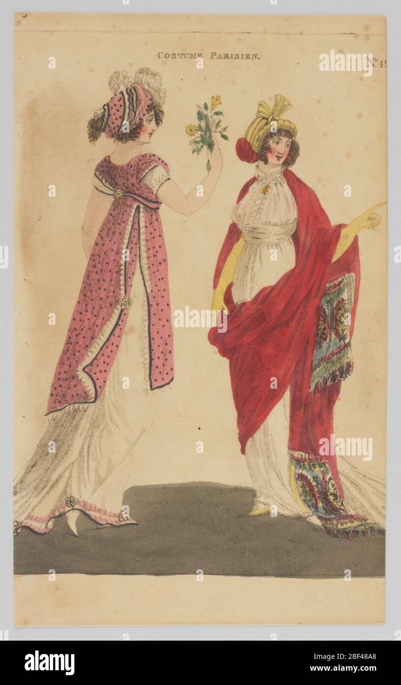 Assiette 49 Costume Parisien Costume Magazine de la mode féminine de Londres et de Paris. Illustration de la mode avec une femme sur la gauche dans une robe longue au sol qui comprend une jupe longue et blanche et un vêtement de dessus longueur genou qui s'ouvre et présente des points noirs sur un fond rose. Banque D'Images