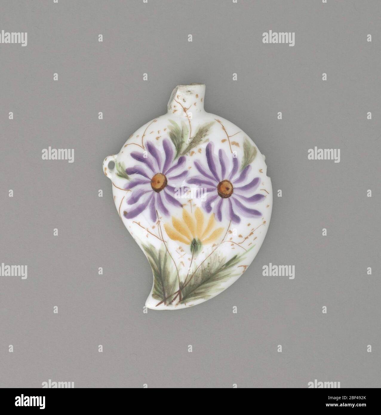 Support de bouquet fleurs peintes céramique. Petit porte-fleurs en porcelaine blanche en forme de goutte d'eau incurvée avec fleurs et feuilles peintes violettes et jaunes. Banque D'Images