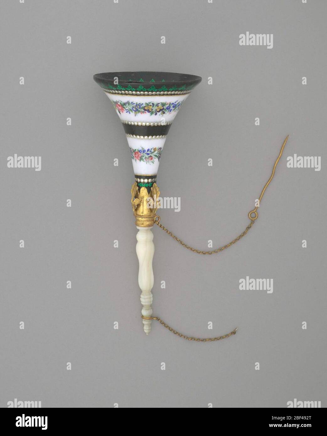 Support de bouquet vase en porcelaine, manche en nacre. Porte-bouquet en porcelaine et métal doré avec poignée en nacre. Le vase en forme d'entonnoir est composé de porcelaine avec décoration en émail dans des bandes. Banque D'Images