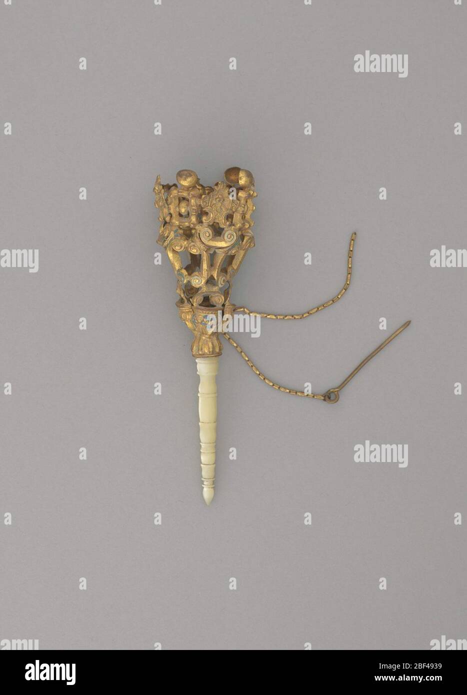 Porte-bouquet décoration émail nacre poignée. Support de bouquet en métal doré avec poignée en nacre. Le vase en forme d'entonnoir est composé de motifs rococo Revival percées avec une décoration en émail blanc et bleu pâle. Deux longueurs courtes de chaîne sont fixées à la base du vase. Banque D'Images