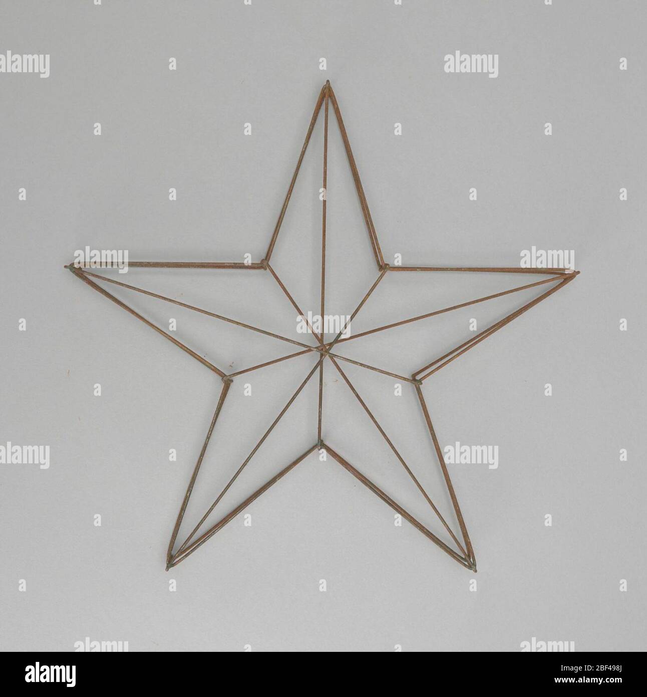 Étoile de châssis en fil. Les étoiles sont symboliques de beaucoup de choses, et elles ont été utilisées pour une grande variété d'occasions. Ils font souvent partie d'emblèmes pour les organisations et les militaires, et les étoiles ont souvent été incorporées dans des arrangements plus importants. Banque D'Images