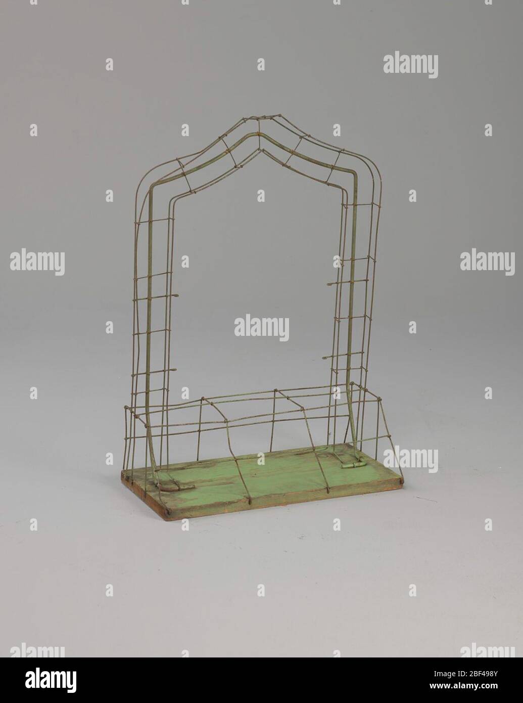 Passage unique de portes à pétillons à châssis métallique. En pleurant le symbolisme du XIXe siècle, les arches étaient symboliques de la victoire sur la mort. La victoire sur la mort est enracinée dans les locataires de la foi chrétienne, et au XIXe siècle ce concept a été agrandi. Banque D'Images
