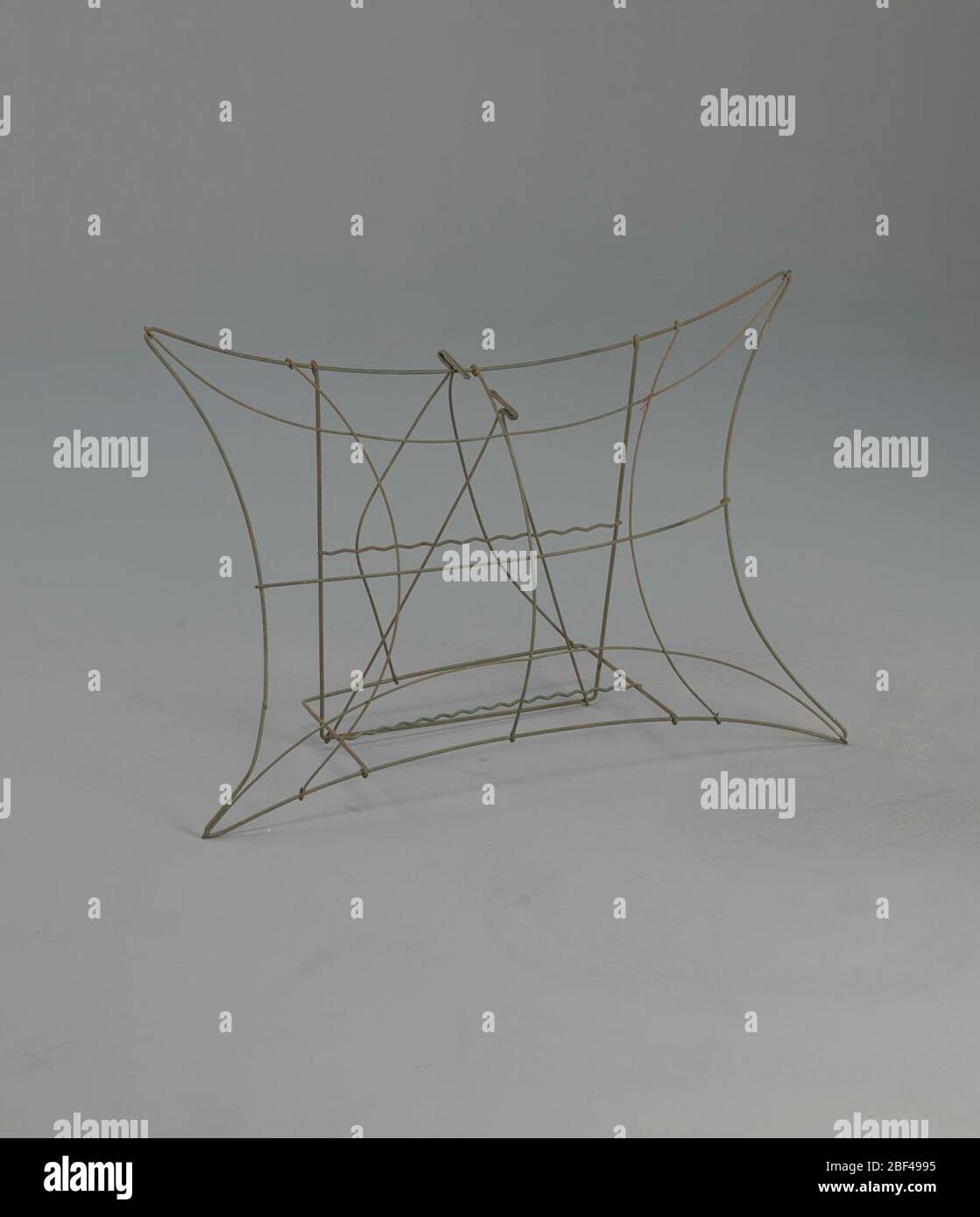 Coussin à cadre métallique sur support pliable. En pleurant le symbolisme, les symboles du repos et de la paix étaient des options populaires et consolation. L'oreiller était symbolique du confort, de la paix et du repos. En raison de ses connotations nationales, elle était aussi indicative de la famille et de la maison. Banque D'Images