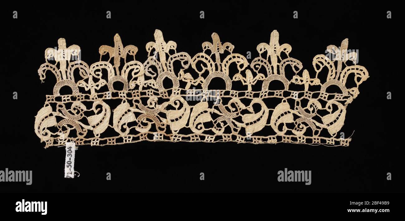 Bordure. Fragment d'une bordure avec des languettes de plantes dans les tons de lin naturel. Banque D'Images