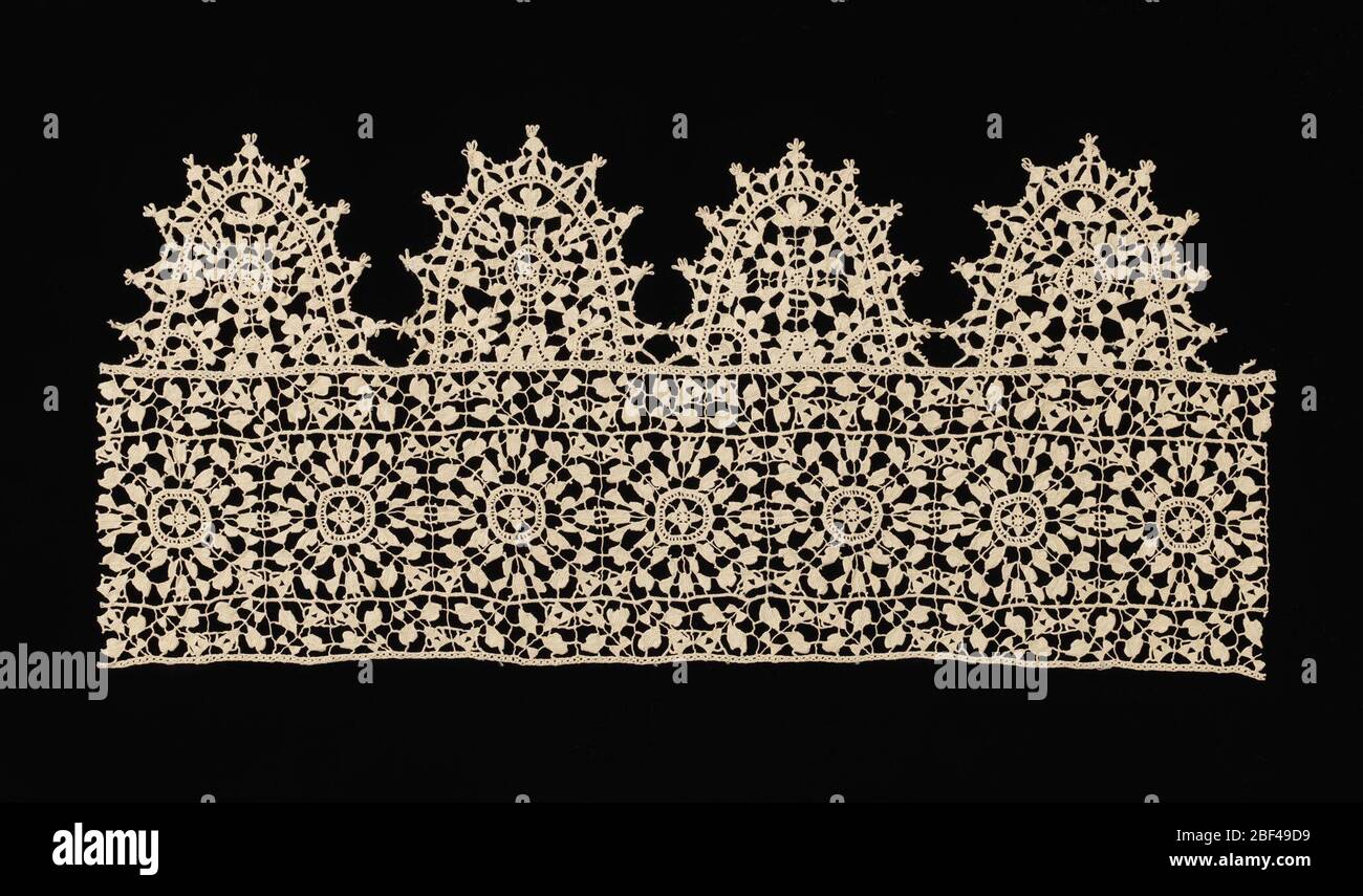 Bordure. Bordure large de carrés bordés de part et d'autre par des bandes étroites et bordés d'un côté par de grandes pendants arrondis. Modes: portes, brides. Banque D'Images